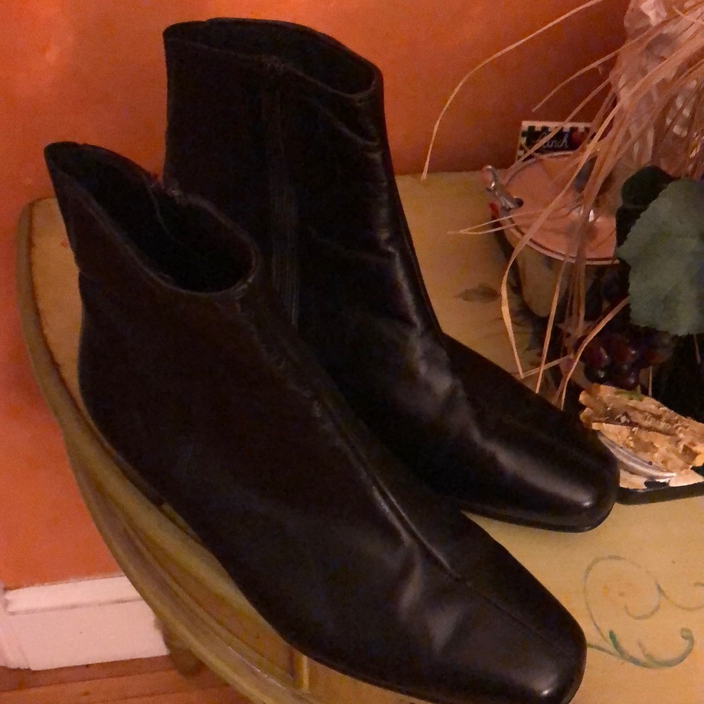 Munro • Black leather boots